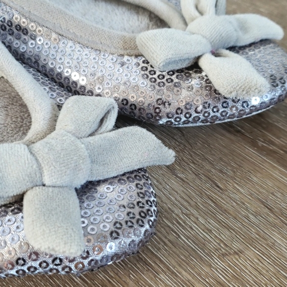 3/$20 Girls silver grey glitter sparkly sequin cozy Moccasin Slippers Size 12-13 - Picture 4 of 7